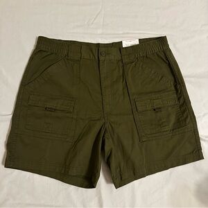 St John’s Bay Men’s NWT Cargo Shorts Size 40 Green 7” Inseam Elastic Waist Zip